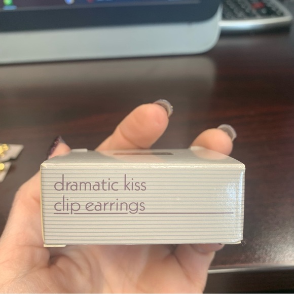 Avon “Dramatic Kiss” Gold tone Women's clip Earrings. NIB 1989 - Picture 3 of 6